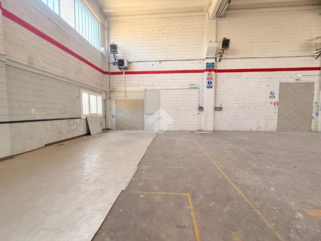 Locale Commerciale in affitto a San Donato, Monza