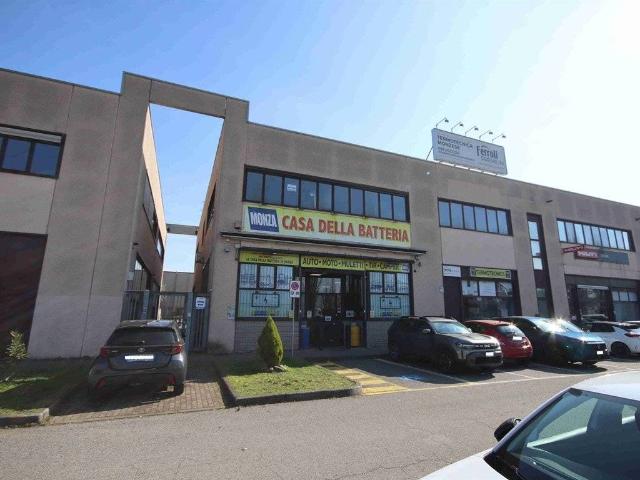 Locale Commerciale in affitto a Sant'Albino, Monza