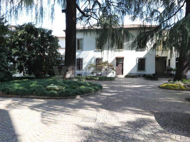 Locale Commerciale in affitto a Centro, Monza