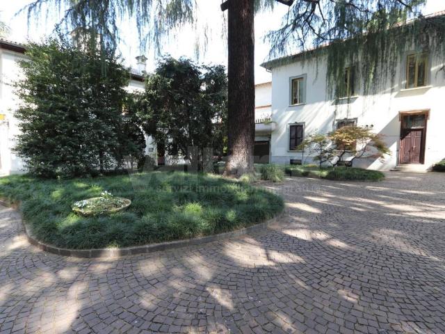 Locale Commerciale in affitto a Centro, Monza