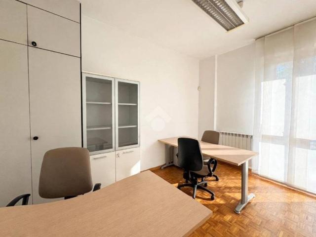 Locale Commerciale in affitto a Cazzaniga, Monza