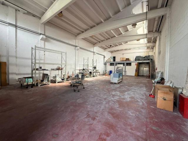 Locale Commerciale in affitto a San Donato, Monza