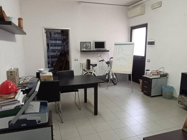Locale Commerciale in affitto a Monza, Cederna
