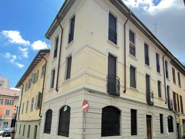 Locale Commerciale in affitto a Centro, Monza