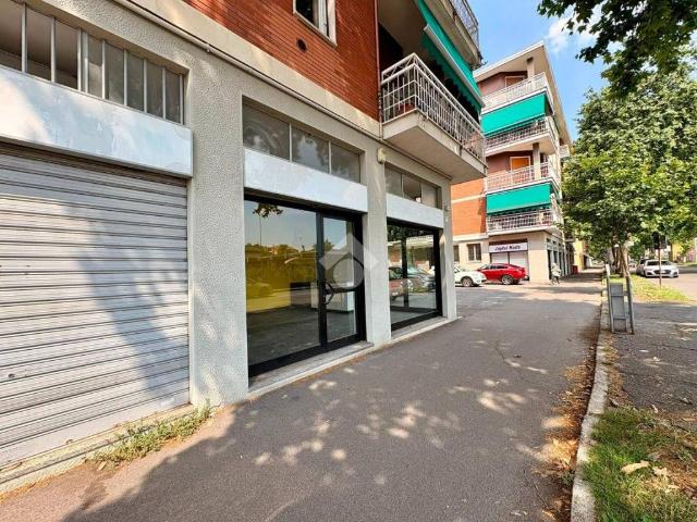 Locale Commerciale in affitto a Sant'Albino, Monza