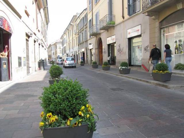 Locale Commerciale in affitto a San Gerardo, Monza