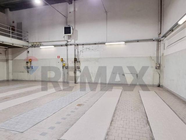 Locale Commerciale in affitto a Sant'Albino, Monza