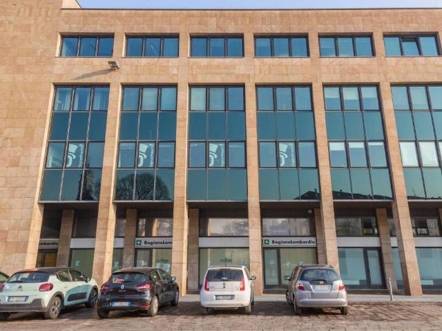 Locale Commerciale in affitto a Monza, Centro