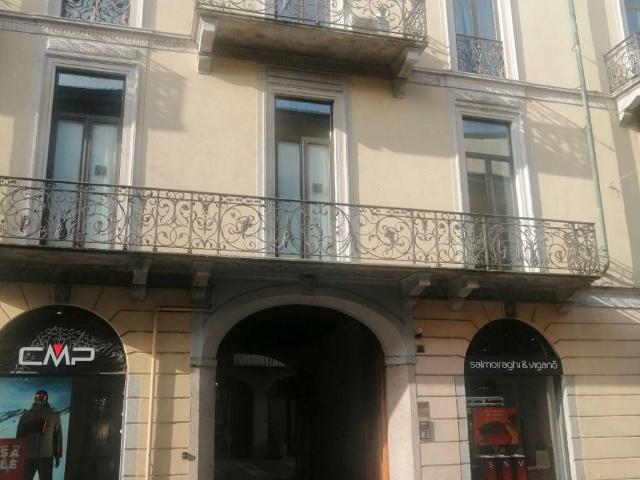 Locale Commerciale in affitto a Monza, Centro