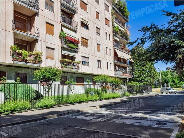 Locale Commerciale in affitto a Cazzaniga, Monza