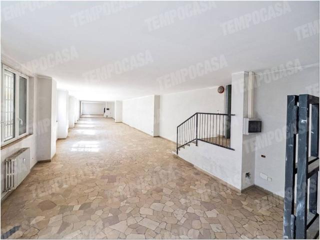 Locale Commerciale in affitto a Cazzaniga, Monza