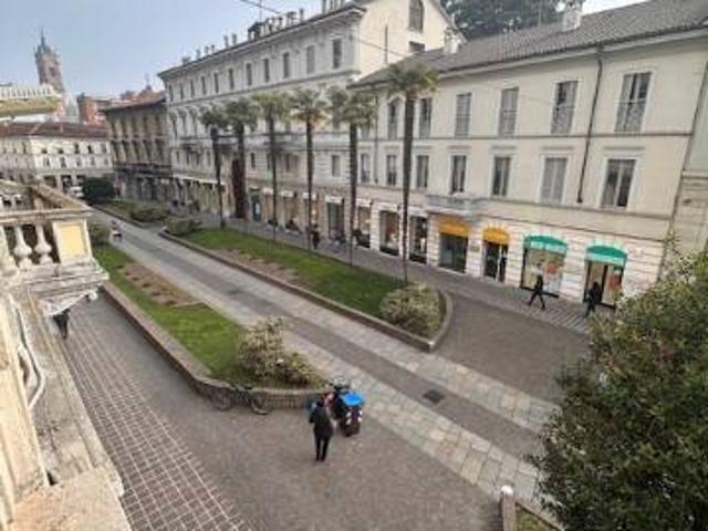 Locale Commerciale in affitto a Centro, Monza