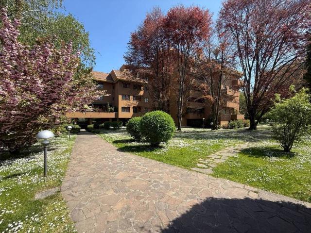 Locale Commerciale in affitto a Cazzaniga, Monza