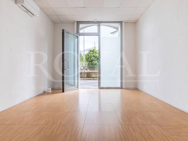 Locale Commerciale in affitto a Monza, Sobborghi
