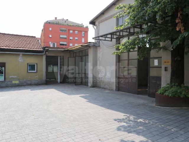 Locale Commerciale in affitto a Monza, San Lorenzo