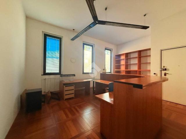 Locale Commerciale in affitto a Monza, Triante