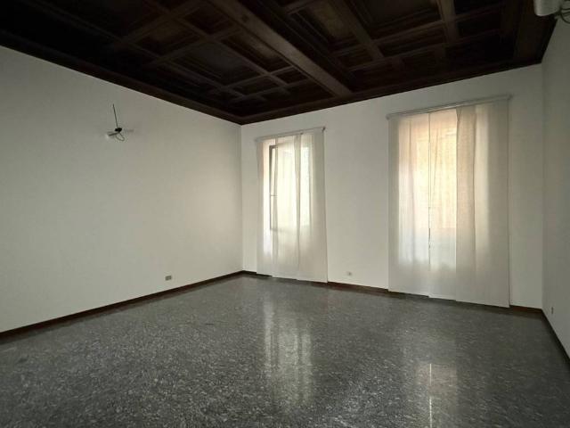 Locale Commerciale in affitto a Centro, Monza