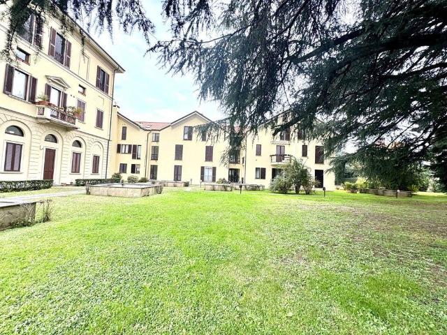 Locale Commerciale in affitto a Cazzaniga, Monza