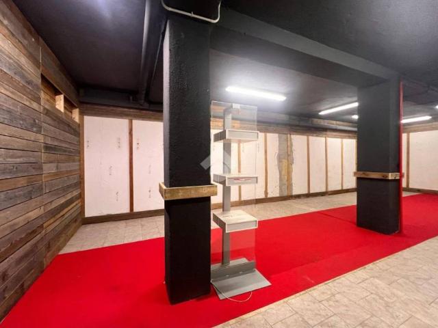 Locale Commerciale in affitto a Morbegno, Lombardia