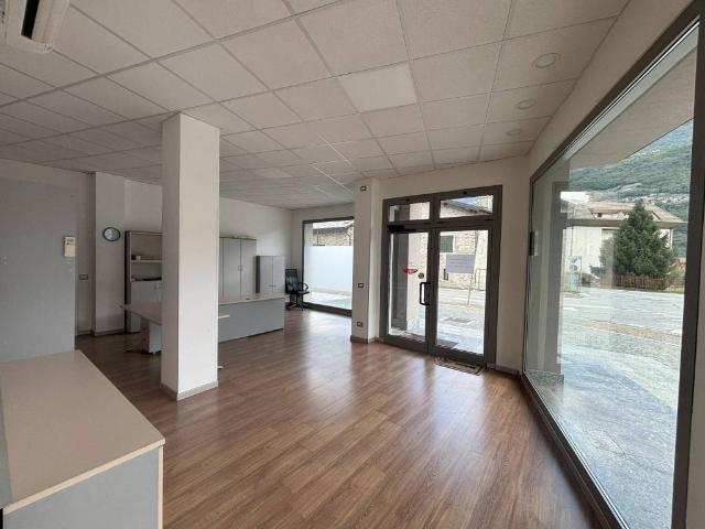 Locale Commerciale in affitto a Morbegno, Lombardia