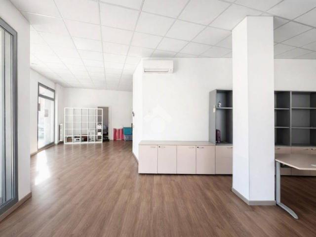 Locale Commerciale in affitto a Morbegno, Sondrio