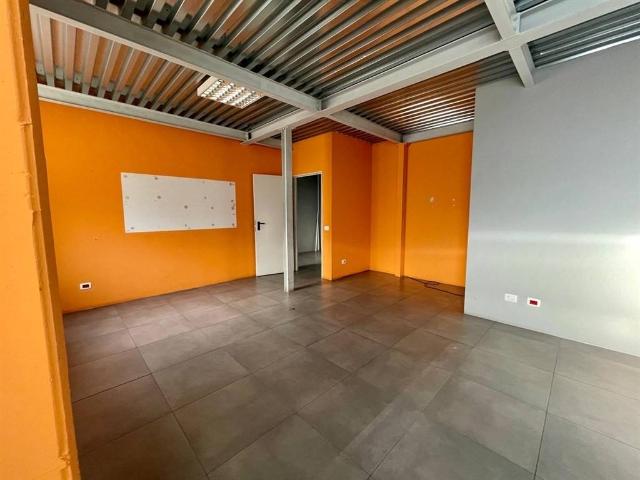 Locale Commerciale in affitto a Mornago, Lombardia