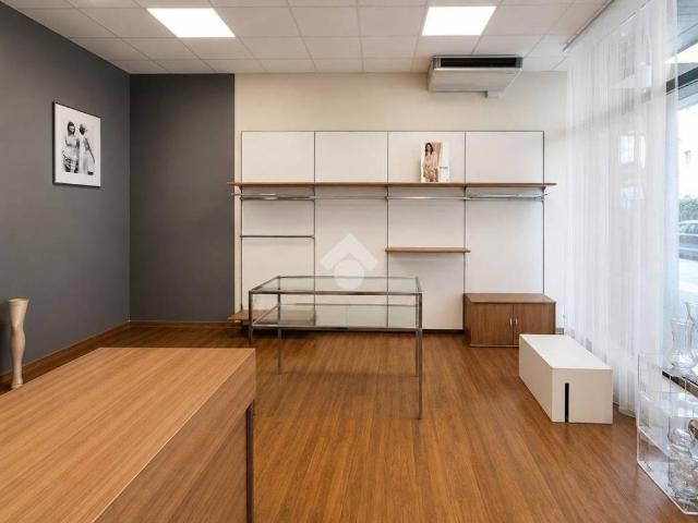 Locale Commerciale in affitto a Pagliare, Morro D'oro
