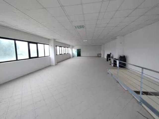 Locale Commerciale in affitto a Marche, Macerata