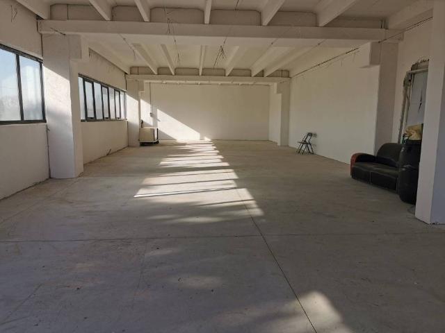 Locale Commerciale in affitto a Marche, Macerata
