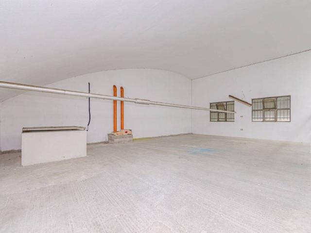Locale Commerciale in affitto a Mortara, Lombardia