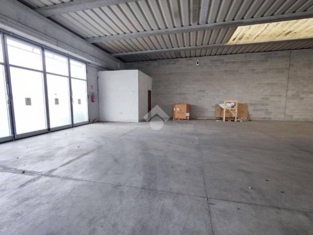 Locale Commerciale in affitto a San Martino, Mozzate
