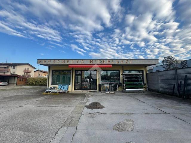 Locale Commerciale in affitto a Mozzecane, Veneto