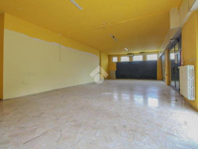 Locale Commerciale in affitto a Dorotina, Mozzo