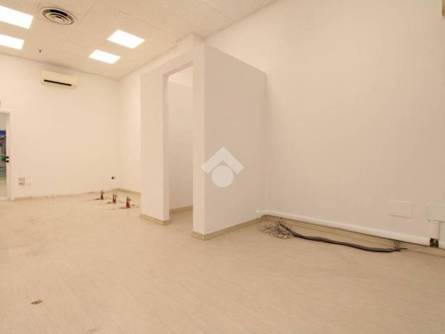 Locale Commerciale in affitto a Dorotina, Mozzo