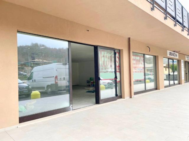 Locale Commerciale in affitto a Marche, Macerata
