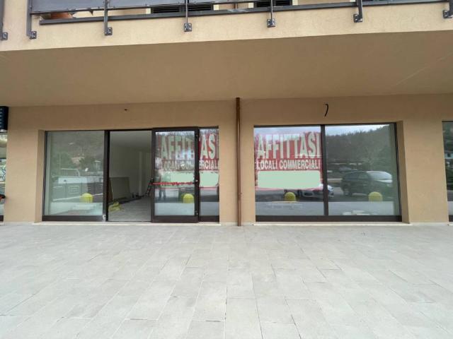 Locale Commerciale in affitto a Marche, Macerata
