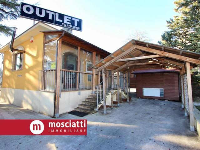 Locale Commerciale in affitto a Marche, Macerata