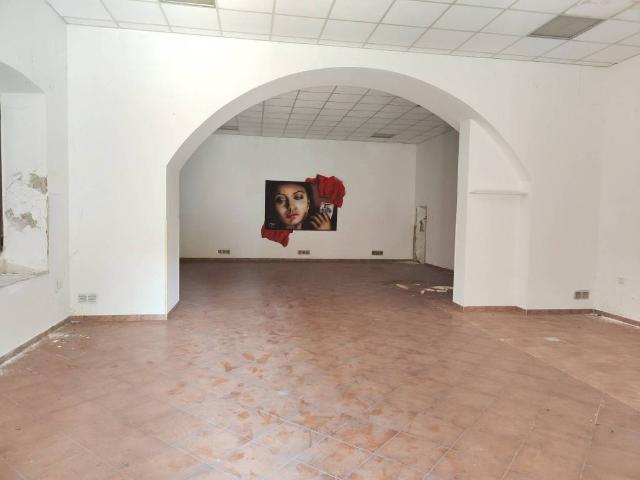 Locale Commerciale in affitto a Riostorto, Muggiò