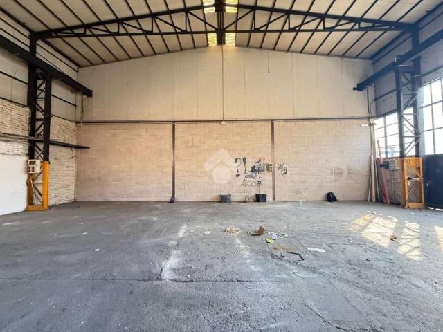 Locale Commerciale in affitto a Muggiò, Lombardia