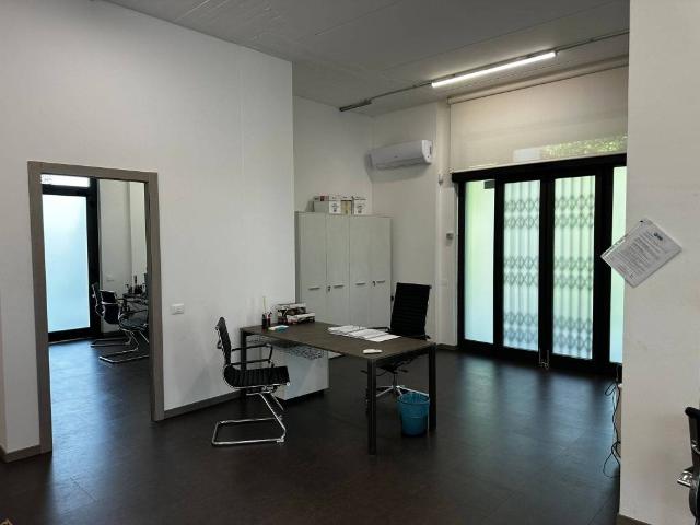 Locale Commerciale in affitto a Muggiò, Lombardia