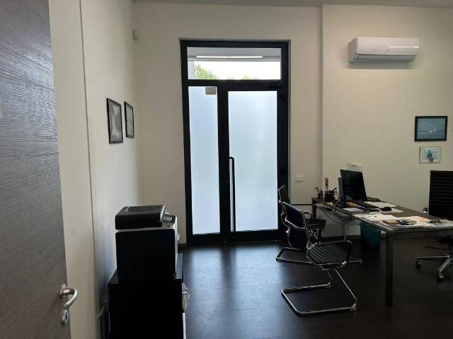 Locale Commerciale in affitto a Muggiò, Lombardia