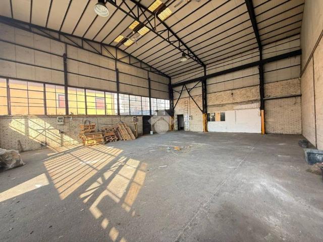 Locale Commerciale in affitto a Muggiò, Lombardia