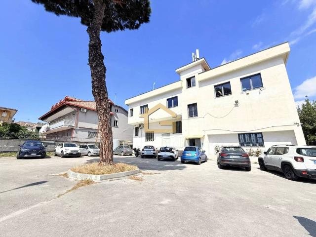 Locale Commerciale in affitto a Mugnano Di Napoli, Campania
