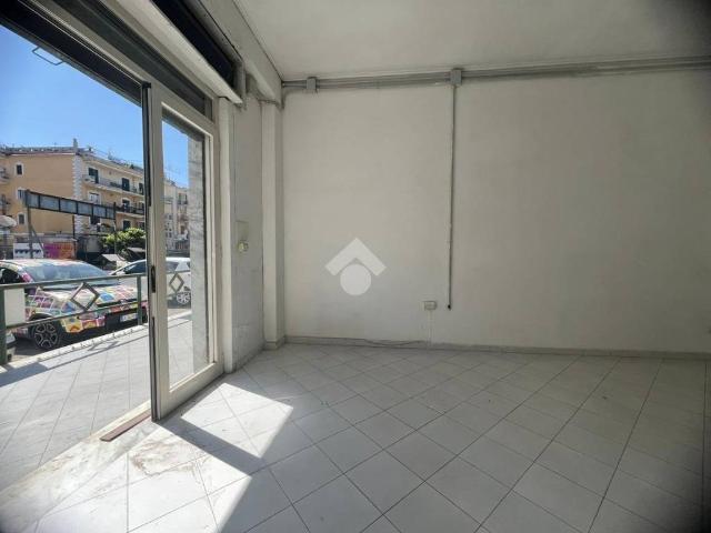 Locale Commerciale in affitto a Mugnano Di Napoli, Campania