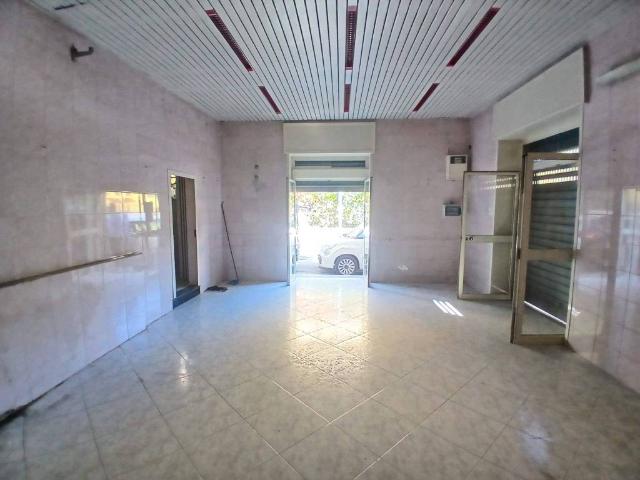 Locale Commerciale in affitto a Mugnano Di Napoli, Campania