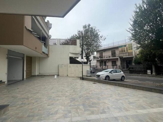 Locale Commerciale in affitto a Giugliano In Campania, Campania