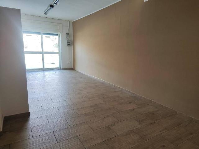 Locale Commerciale in affitto a Mugnano Di Napoli, Campania