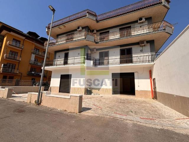 Locale Commerciale in affitto a Mugnano Di Napoli, Campania