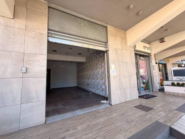 Locale Commerciale in affitto a Mugnano Di Napoli, Campania