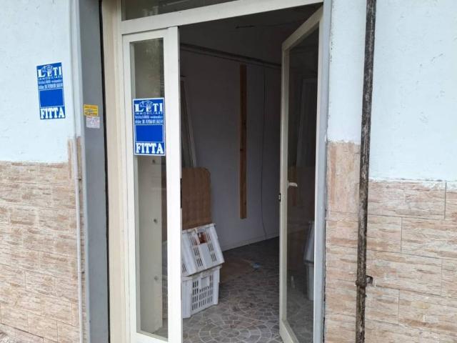 Locale Commerciale in affitto a Mugnano Di Napoli, Campania